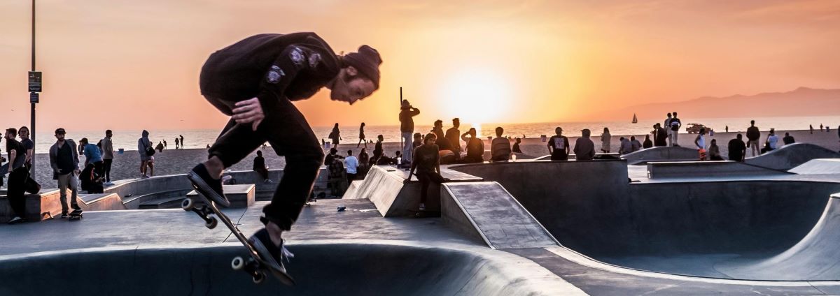 Skateboarding při západu slunce